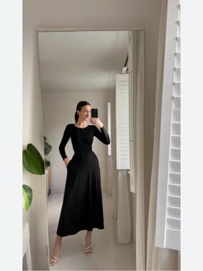 AYM Elegant Black Long-Sleeve Maxi Dress